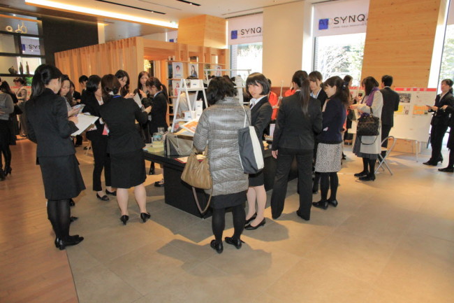 企業×女性起業家マッチングイベントに参加する学生たち